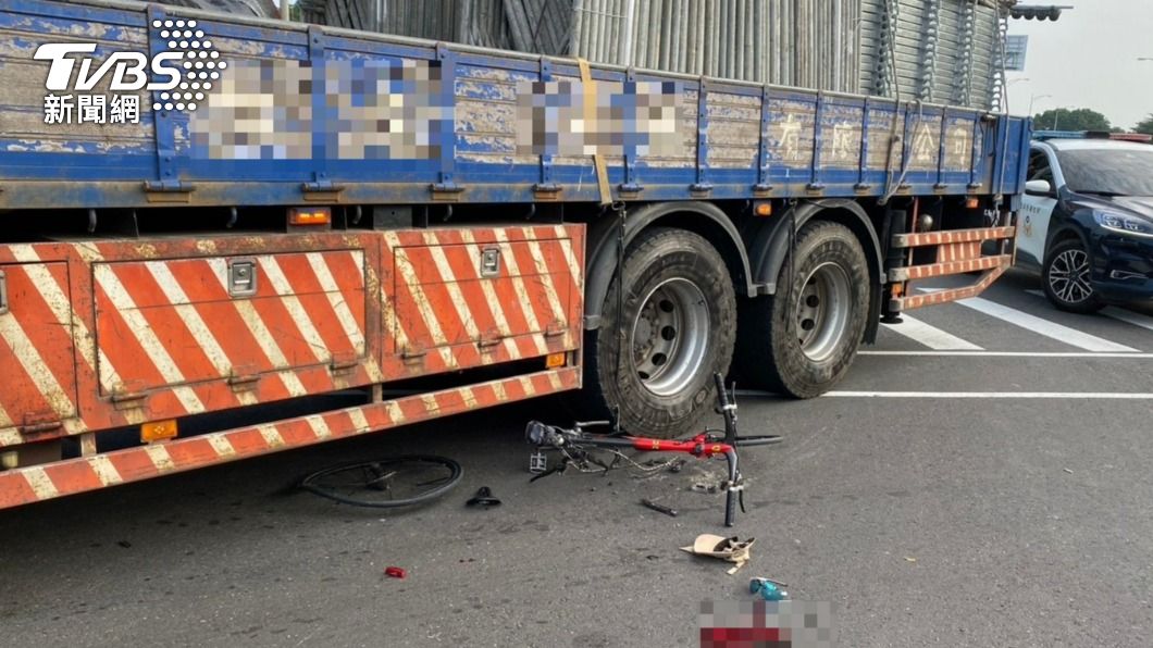 悚!腳踏車遭大貨車捲輪下 彰化七旬騎士「血濺一地」昏迷插管