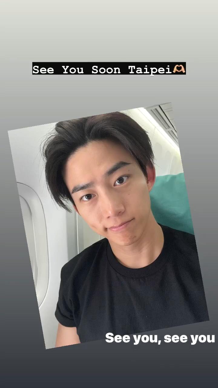 玉澤演說來台的飛機上就穿著跟粉絲的「情侶裝」。（圖／翻攝自玉澤演IG）