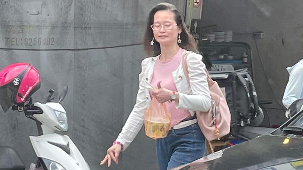 網友捕獲野生慧慈,招牌蓮花指超好認。(圖/翻攝自爆廢公社臉書)