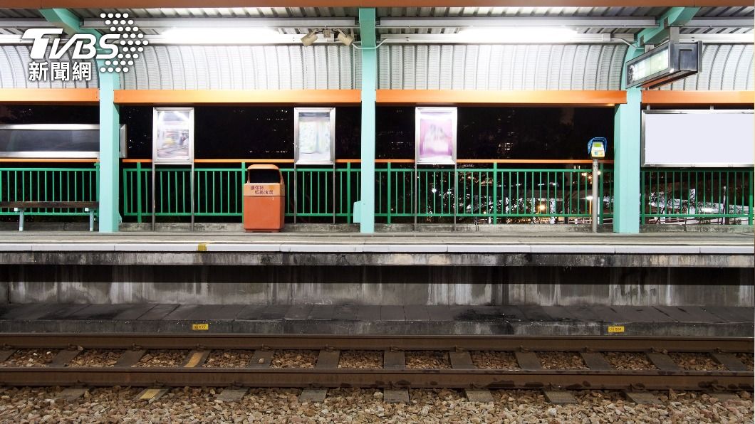 月台驚見屍體!20歲男遭列車撞擊「肉塊四散」 遍地血跡死狀慘