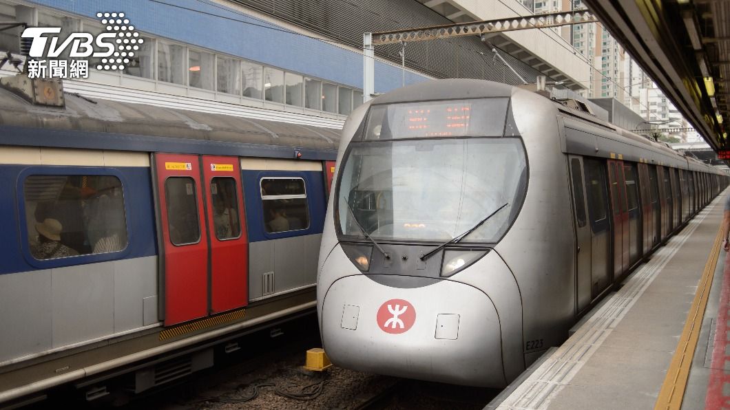 男子疑似喝醉步履不穩,遭行駛列車撞擊拖行。(示意圖,與本文無關/shutterstock達志影像)