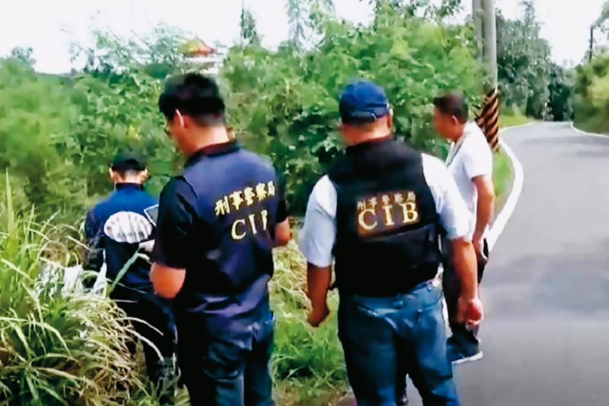 黃姓小弟被棄屍在鳳山水庫旁的偏僻山坡,警方出動大批人力到場尋找屍骨。(圖/翻攝自畫面)