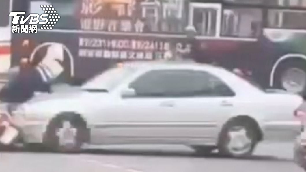 有片／趕去現場！大安警騎車鳴笛過東區路口　遭賓士撞飛