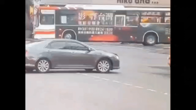 員警欲趕去處理緊急案件,途中發生車禍。(圖/TVBS)