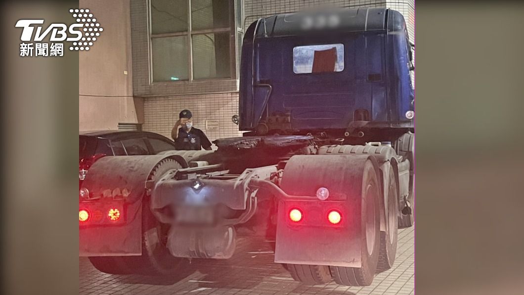 醉不要命！酒駕開曳引車「沿途闖紅燈」 駕駛辯：我腳麻啦