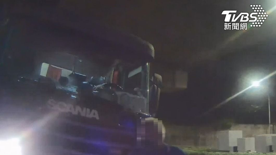 駕駛劉男下車時,腳一跛一跛的行走,於是辯稱自己腳在麻。(圖/TVBS)