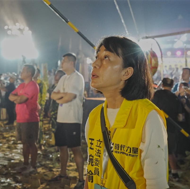 王婉諭以時代力量領隊的身份出席頭城搶孤。（圖／翻攝自王婉諭臉書）