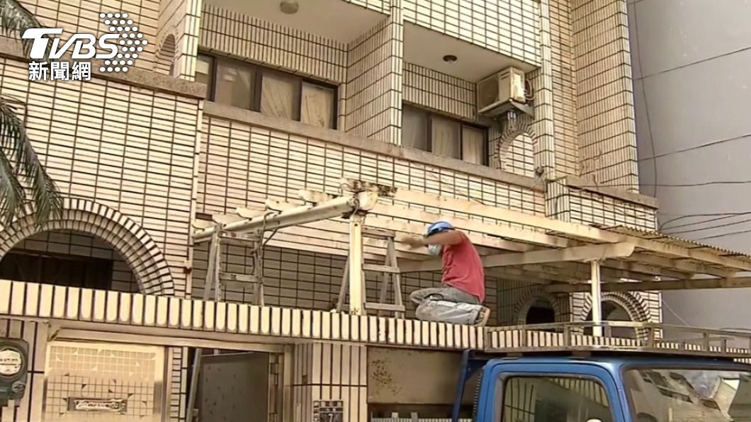 柯文哲的母親何瑞英自請拆除頂樓。(圖/TVBS)