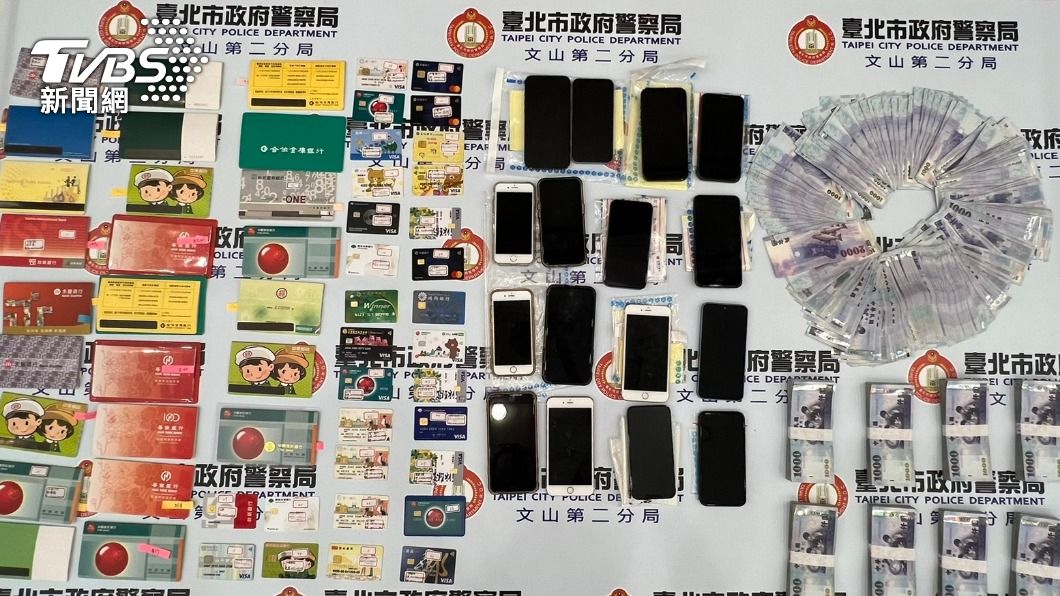 詐欺集團犯罪工具及百萬現金。(圖/TVBS)