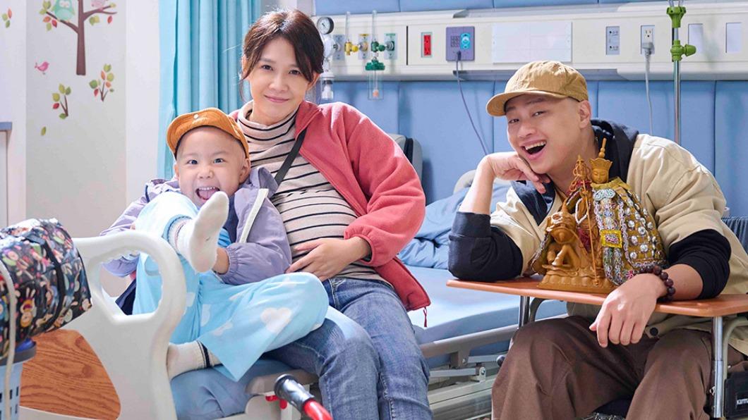 賴銘偉、李佳豫、滕韋煦在電影《BIG》中飾演一家三口的羅恆家。(圖/米倉影業提供)