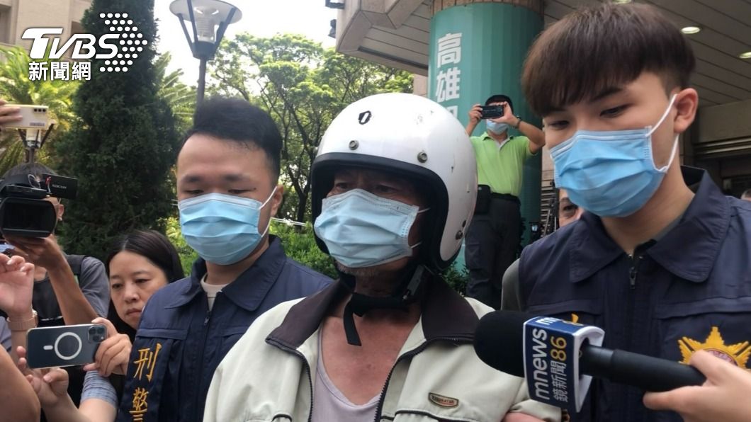 逃逸畫面曝！高雄惡鄰砍殺夫妻「神情冷漠拒答」移送地檢署