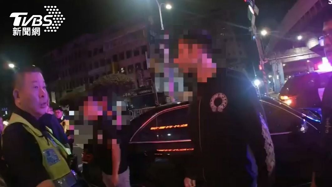 警方攔下涉案犯嫌。（圖／TVBS）