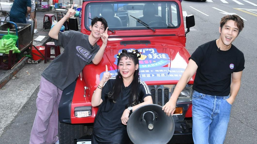 3人搭車還掃街宣傳。(圖/三立提供)