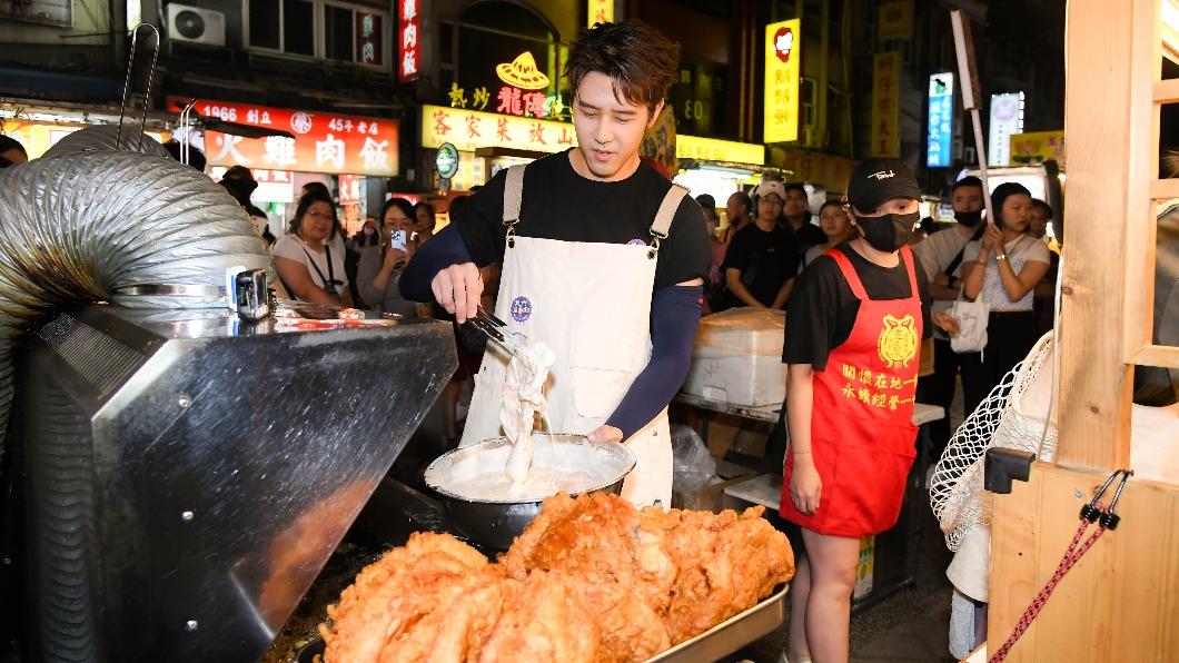 胡宇威很會炸雞排。(圖/三立提供)