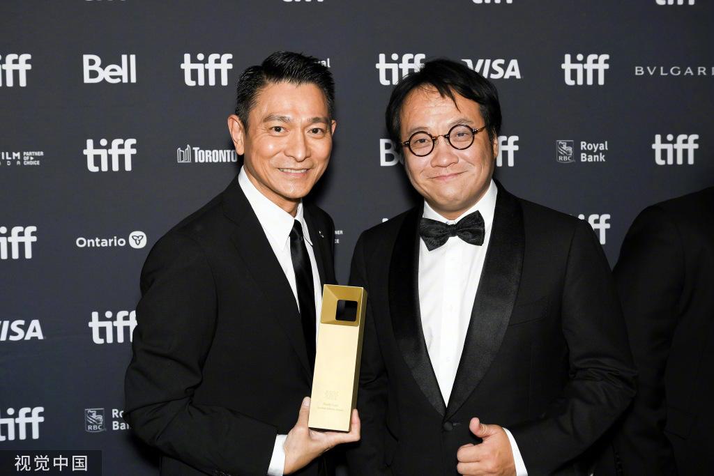 劉德華與導演寧浩。(圖/翻攝自微博淘票票)