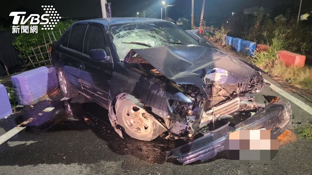 慘！通緝犯掛失竊車牌上路見警心虛　失控將電線桿撞到見骨