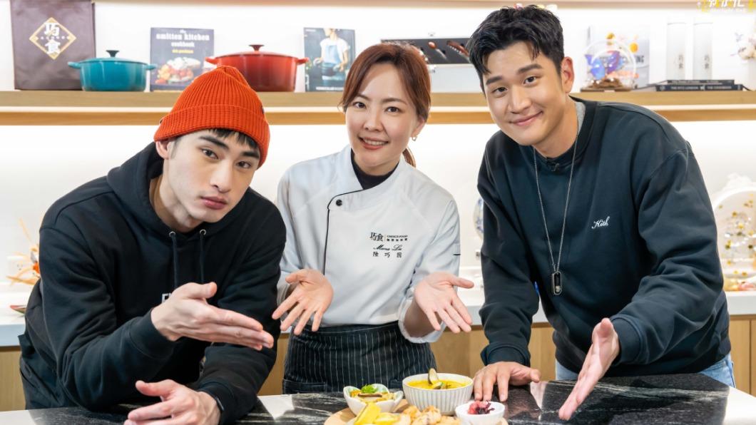章廣辰(左)跟周興哲(右)跟料理女王陸巧因(中)學做菜。(圖/TVBS)