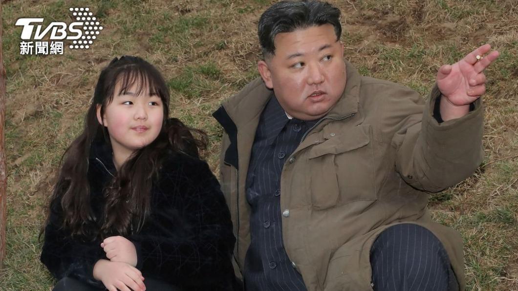 不只金與正,金正恩寶貝女兒金主愛3月露面時,就曾穿著迪奧大衣隨父親巡視軍隊。(圖/達志影像美聯社)