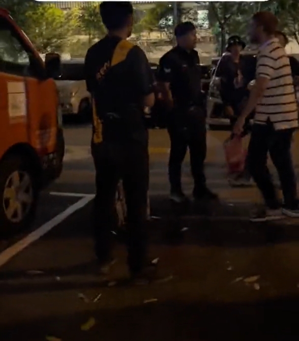 警方攔下打算逃走的男友(圖中白衣條紋男)(圖/翻攝自TikTok)