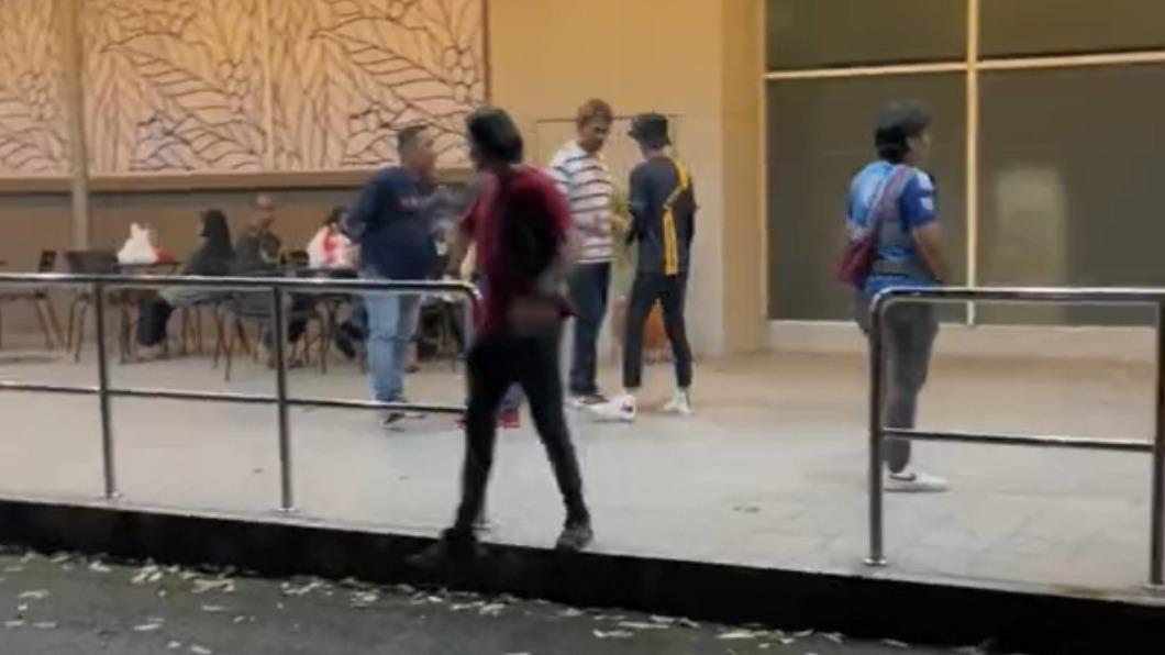 女子男友(圖中白衣條紋男)發現不對勁要逃走,被工作人員找藉口拖住。(圖/翻攝自TikTok)