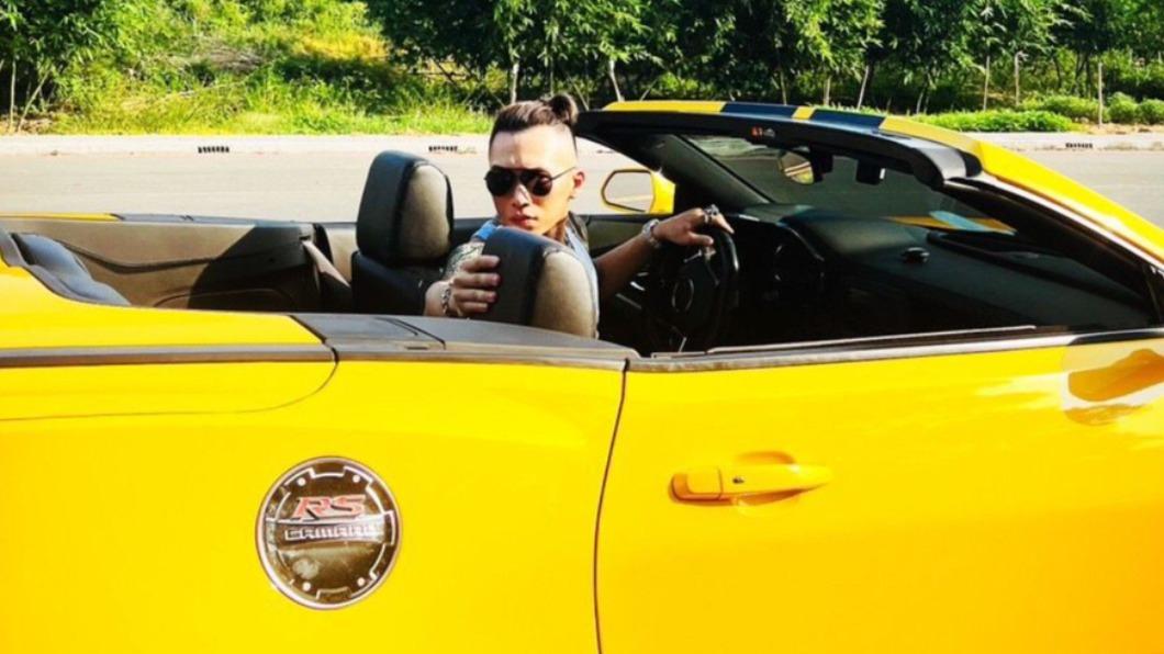 周靄宏有「饒舌界周董」封號,為了拍MVc還出動大黃蜂名車。(圖/周靄宏提供)