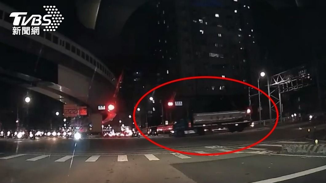 右轉油罐車和女騎士發生碰撞。(圖/TVBS)