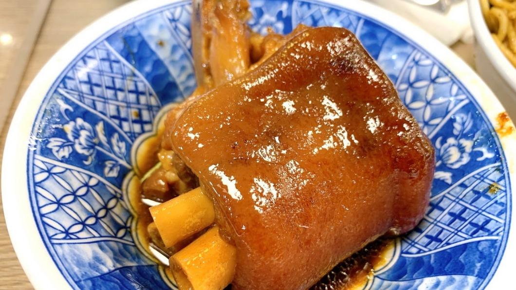 豬腳可以吃到滿滿的膠質。（圖／猴屁的異想世界提供）