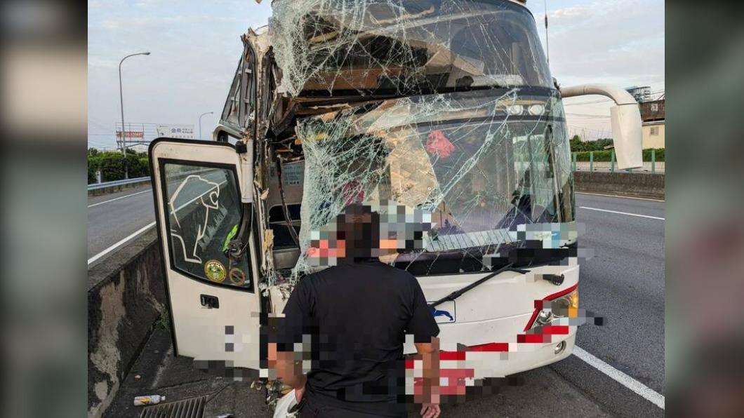 欲哭無淚!包遊覽車去機場卻「國道撞聯結車」 赴日班機飛了