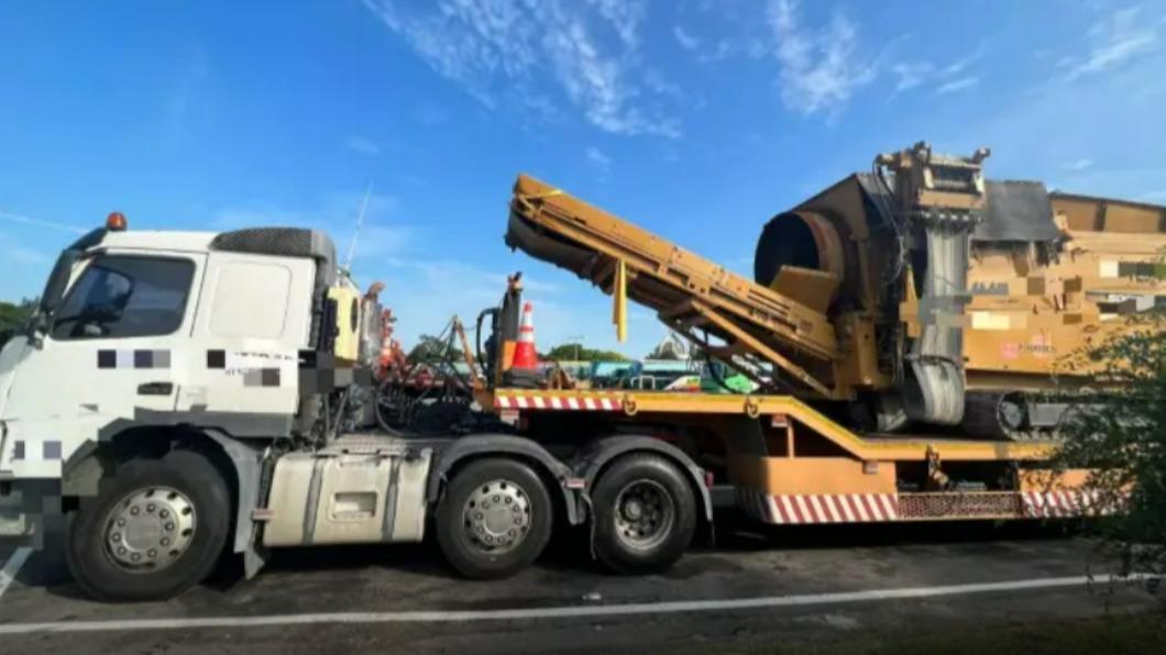 遊覽車撞上聯結車。(圖/記者爆料網)