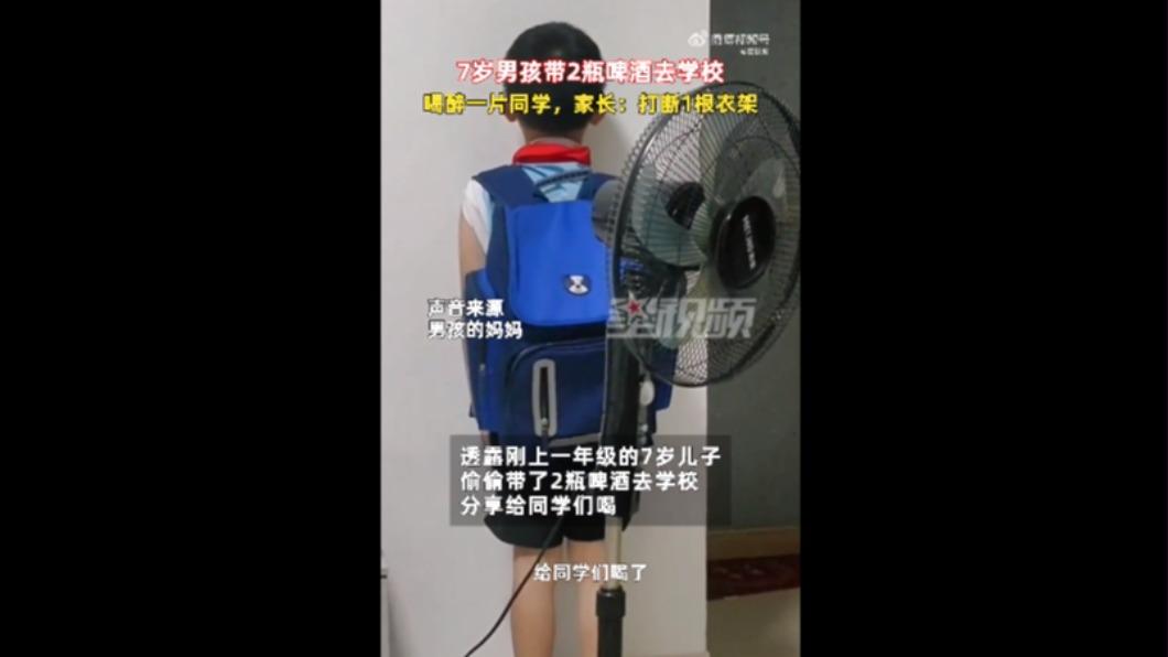 該名男童面壁思過,家長氣憤表示衣架打斷還不夠消氣。(圖/翻攝自微博 @星視頻)
