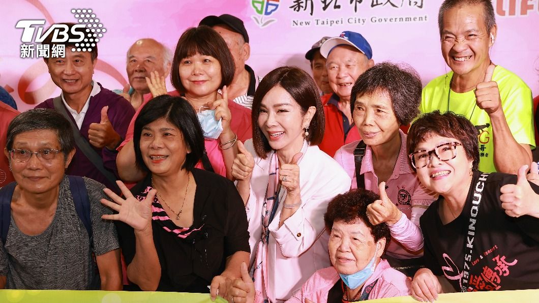 陳美鳳(中)、紀寶如(右)跟眾人們一同合影。(圖/黃城碩攝)