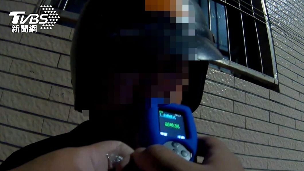 惡劣畫面曝!高雄醉漢「闖紅燈逆行」還把員警撞到全身傷