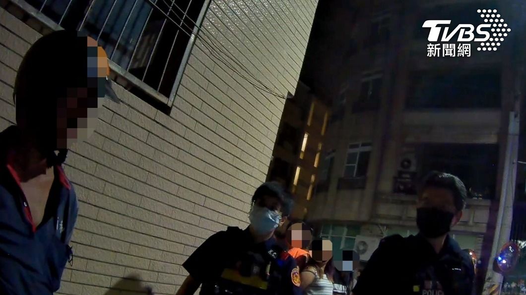 杜男不僅拒絕停車受檢，沿途不斷闖紅燈、逆向逃逸、惡意衝撞警車。（圖／TVBS）