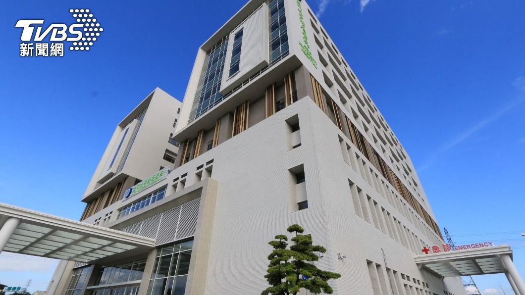 老翁急衝亞大附醫掛號治療。(圖/TVBS)