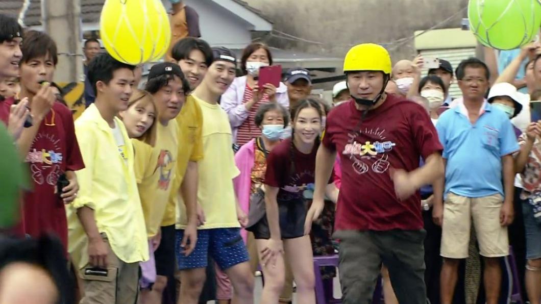 胡瓜奮力衝向水球。(圖/民視提供)
