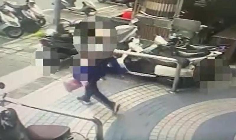 冷血行凶畫面曝光!高雄惡鄰11刀砍死夫妻 2幼子目睹崩潰