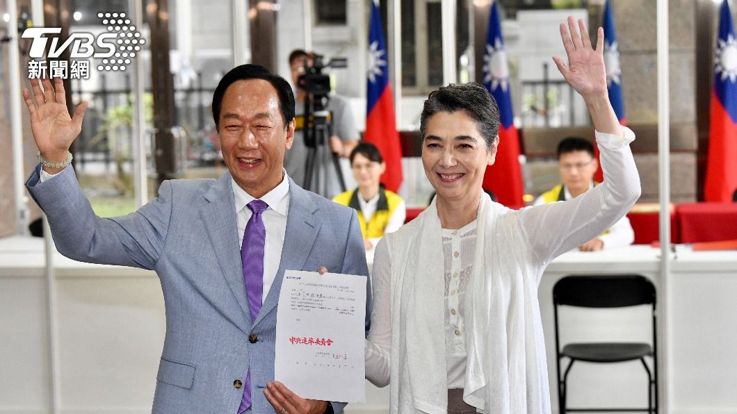 郭台銘偕賴佩霞遞交保證金　正式投入2024總統連署
