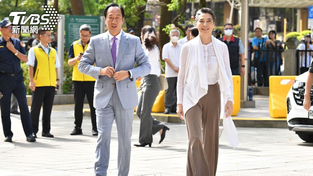 郭台銘與賴佩霞投入總統大選連署。(圖/胡瑞麒攝)