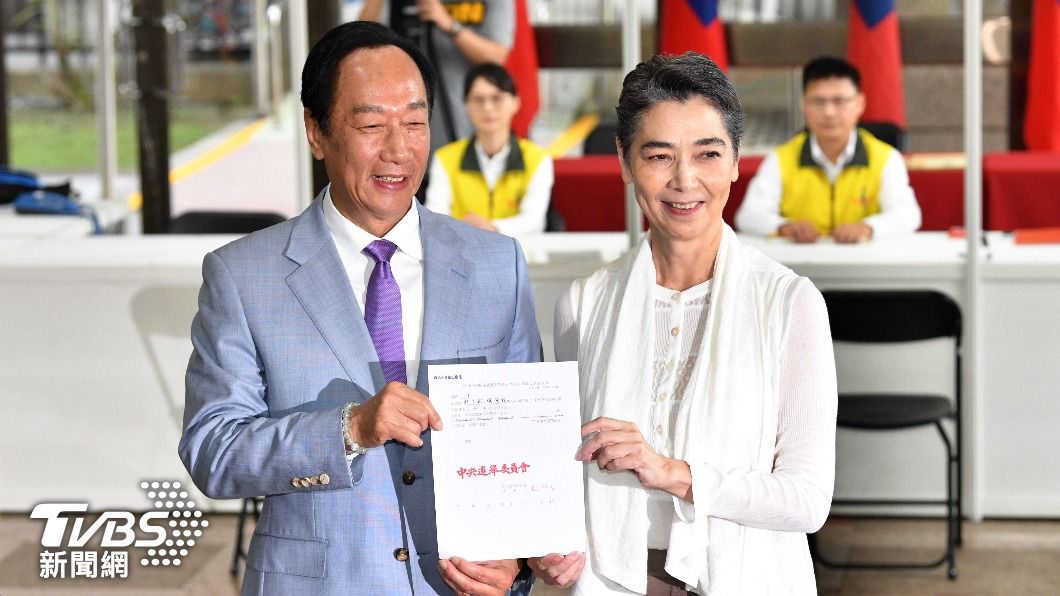 郭台銘、賴佩霞到中選會遞交連署申請書。（圖／胡瑞麒攝）
