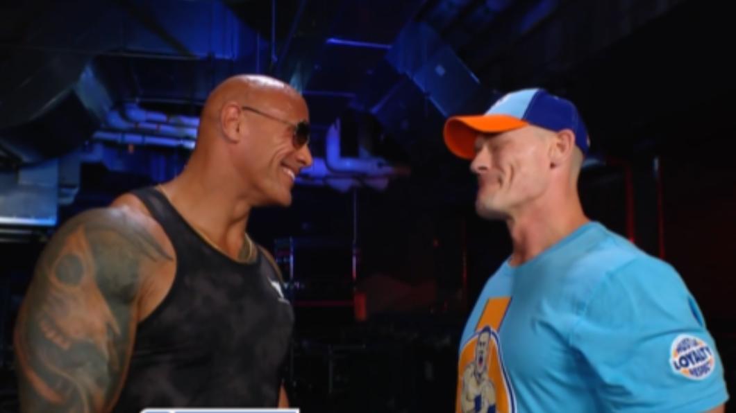 希南(John Cena)與強森致意。(圖/翻攝自 推特@WWE)