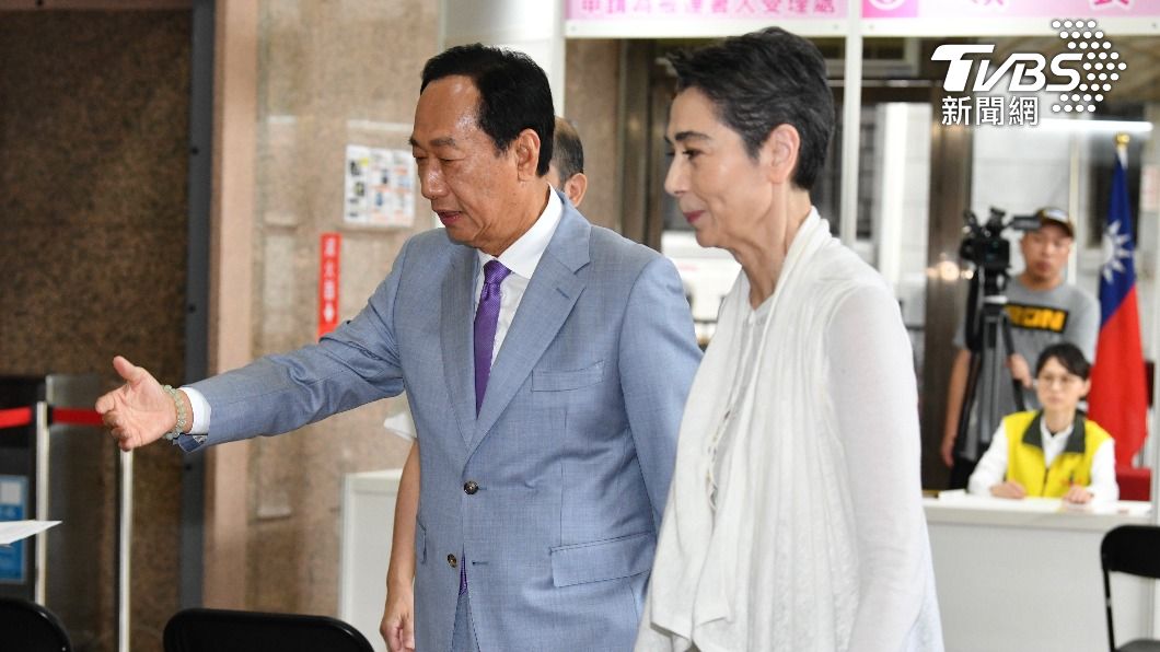 郭台銘與賴佩霞投入總統大選連署。(圖/胡瑞麒攝)