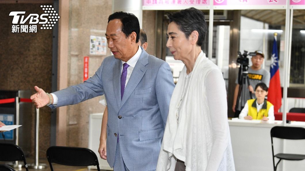 郭台銘與賴佩霞投入總統連署。（圖／胡瑞麒攝）