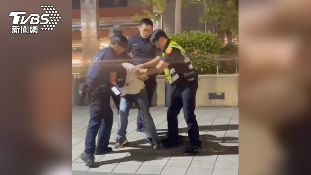 桃園高鐵出口揮刀傷人，員警現場將其壓制。（圖／TVBS）