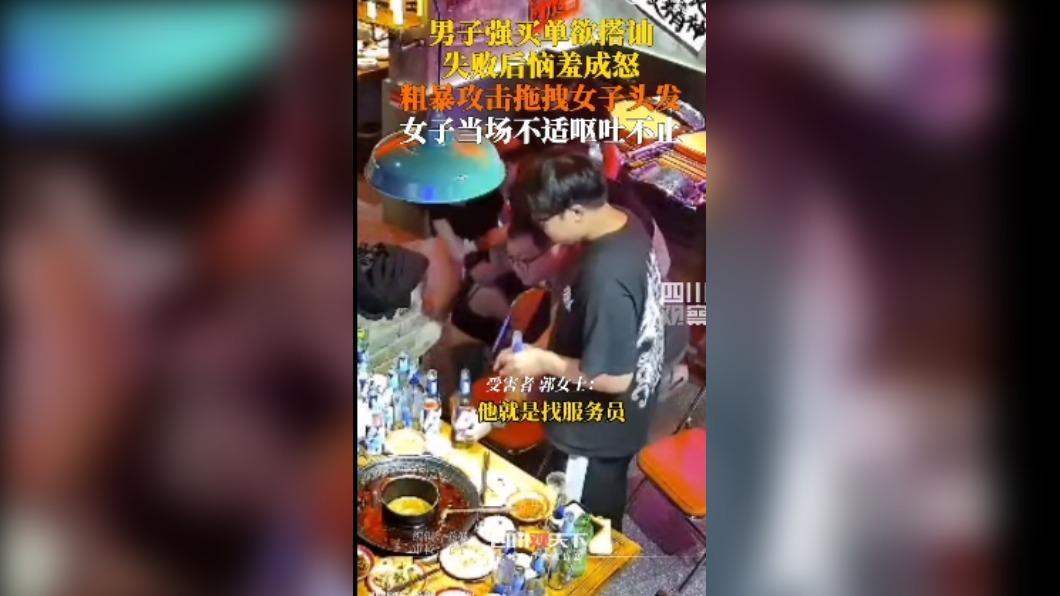 女子被拖到在地。（圖 / 翻攝自微博）