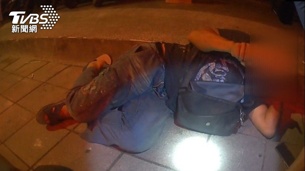 新店酒空路倒街上!救護獲報到場叫起床 他突爆怒出腳狠踹