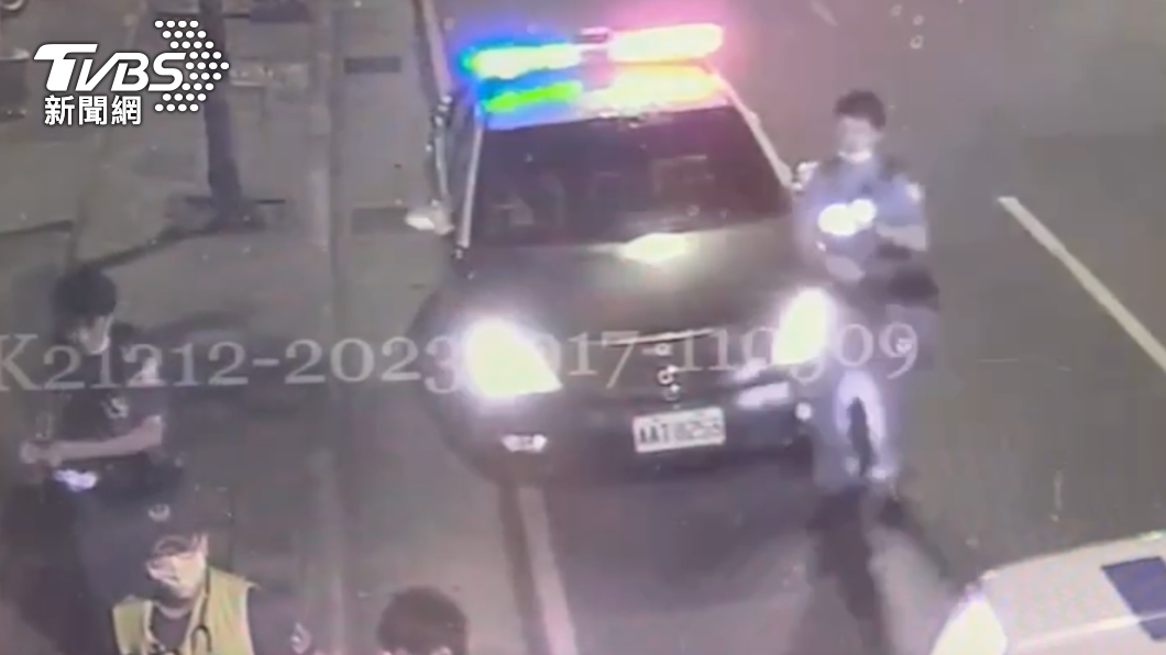 警察到場制伏吳男。(圖/TVBS)