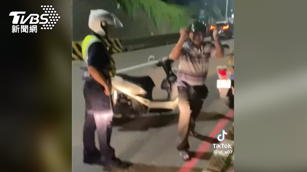 老翁坐上警用機車作勢要騎乘,事後向員警打趣。(圖/TVBS)