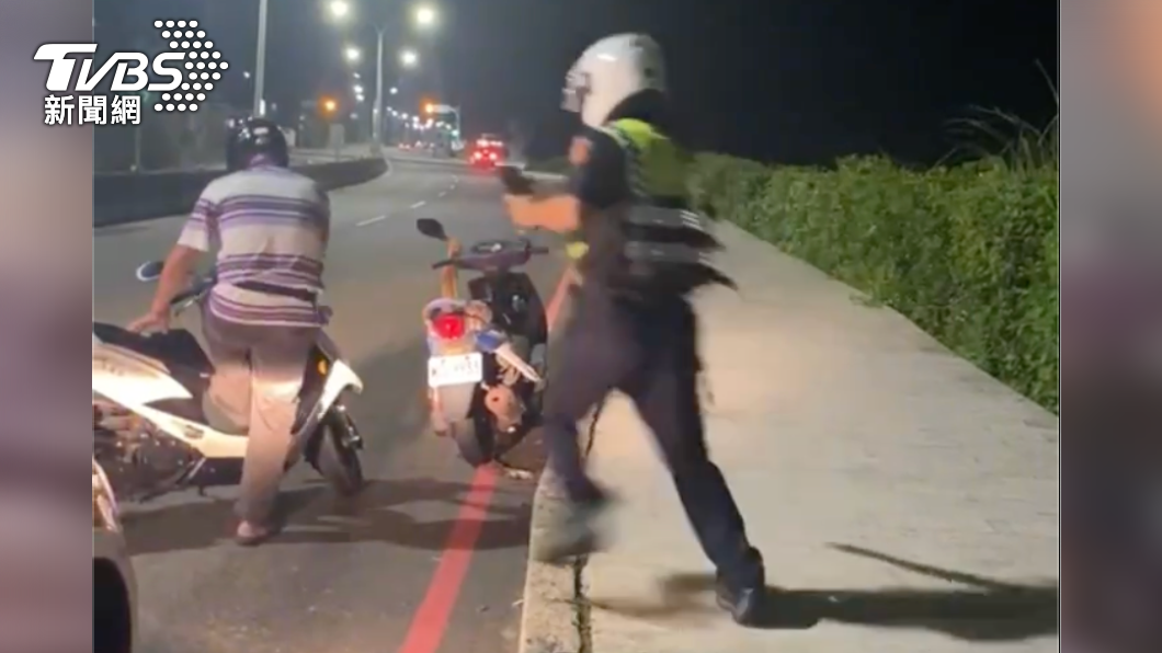 阿伯坐上警用機車作勢要騎乘。(圖/TVBS)