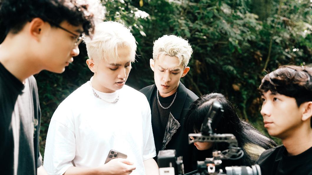 高有翔(左2)首次挑戰編導、剪MV。(圖/滾石唱片提供)