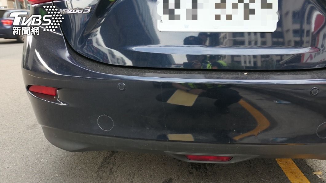 該請車禍造成輕微車損。(圖/警方提供)